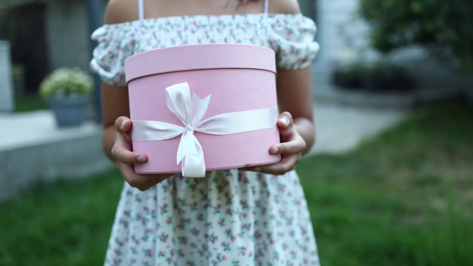How To Present Bridal Party Gifts On The Morning | bestweddingpartygifts